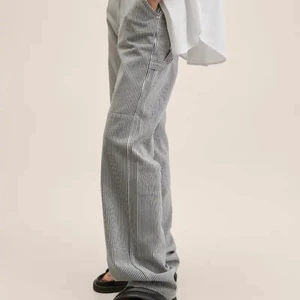 Mango cargo jeans - Säljer dessa slutsålda randiga cargo jeans från mango. Dom helt nya och oanvända. Budgivning börjar på 650kr. Skriv till mig privat för att lägga ett bud. Köpare står för frakt.