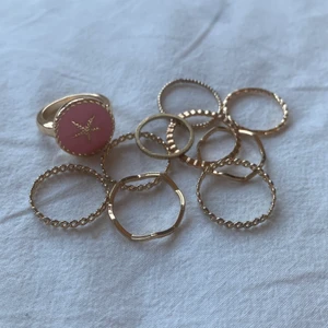 Guldringar! - Säljer nu dessa guldringar i ett pack! Så priset gäller för alla (10) stycken. Helt oanvända och säljer då jah ej för någon användning för guldsmycken! 20:- inklusive frakt!