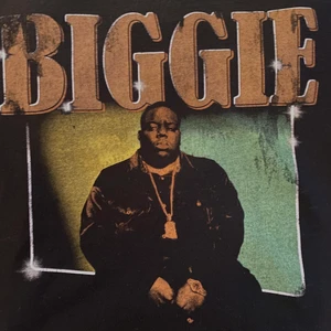 Biggie t-shirt - Säljer min Biggie t-shirt som jag köpte från Pull&Bear i storlek L. Använder den inte mer och därför säljer jag den. Jätte snygg och passar till nästan allt! Den är i jättebra skick (inga hål, fläckar osv). 