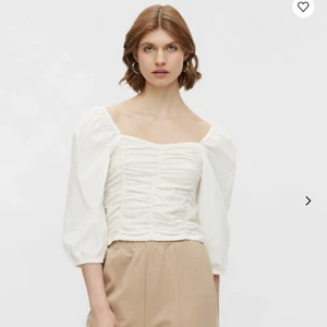 Pieces, vit topp, strl M - Aldrig använd, prislappen är kvar. 