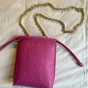 Stand studio Ursula logo bag used once. Hot pink with gold details. New price is 2500 sek. 
