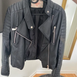 Skinnjacka - Oanvänd skinnjacka, strl 38 men passar xs/s, spårbar frakt 66kr💕