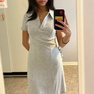 vit hm klänning - Alldeles ny. strl xs. köpt för 199 och jag säljer för 149 men kan gå ner i pris.