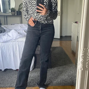 Gråa jeans från zara - Säljer pga att dem är för små för mig