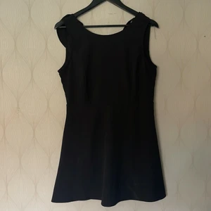 Klänning - Svart fin klänning med öppen rygg, från boohoo.  Strl 40