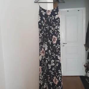 Only maxiklänning strl 36 - Aldrig använd.