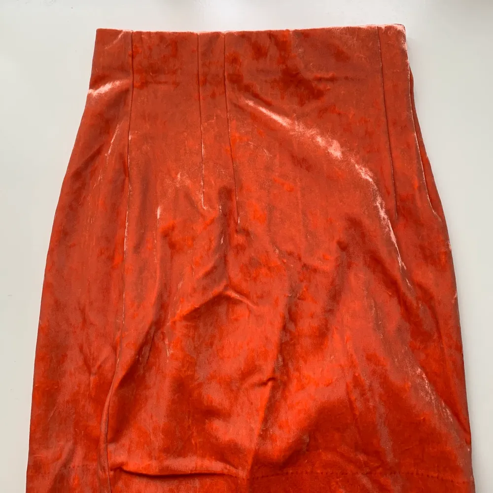 Säljer en kort velvet kjol i färgen orange från &other stories🧡 Storleken är 34 och den är använd endast en gång. Köparen står för frakt:). Kjolar.