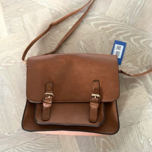 Väska  - Snygg stor väska som jag int fått användning för! Frakt 66kr. Köpt på sellpy 