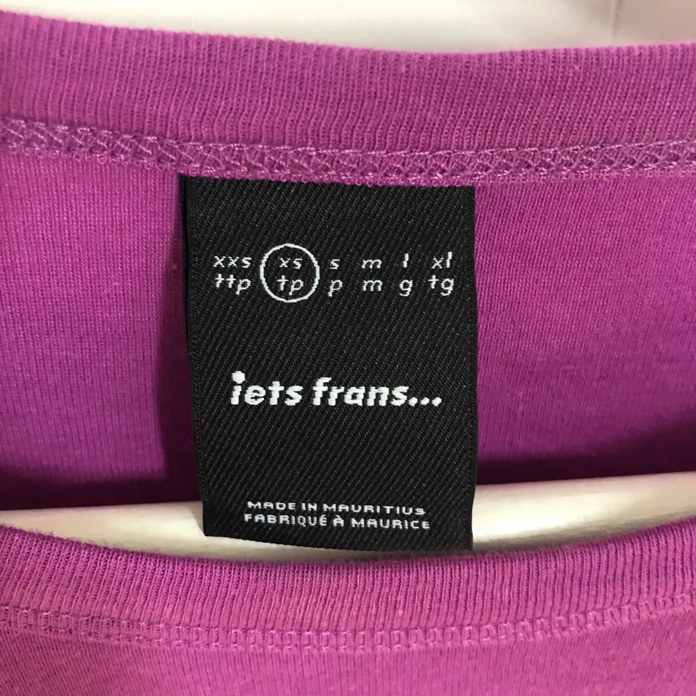 Jättefin tröja köpt från urban outfitters för några månader sedan, har endast testats tröjan aldrig använt. Köpt för ungefär 300kr. Hör av er vid intresse eller frågor<3. Toppar.