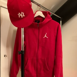Jordan zip - Säljer min älskade röda Jordan zip. Köpt på Zalando för 549kr. Är sparsamt använd 10/10 i skick. I storlek 164-176/14-16y. Säljer för 199kr pris kan diskuteras 💕💕 