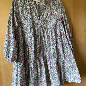 Blommig klänning - Världens sötaste blommiga klänning. Storlek Xs, men passar S också.