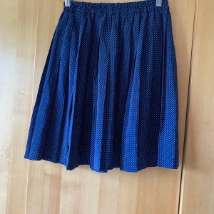 Prickig tenniskjol - Gullig prickig kjol. Storlek S/M. 