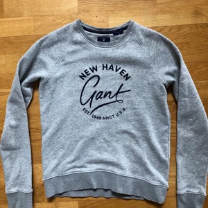 GANT Sweatshirts i storlek XS - GANT sweatshirts i storlek XS. Grå med marinblå tryck. Betalar ej för frakt.