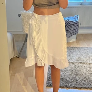 Kjol - Supersöt kjol perfekt till sommaren, inte använd, endast provad, vet dock inte vart jag köpt den. Storlek M, 💜