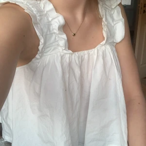 Vit gullig topp 💖💖 - Vit fin topp från Ginatricot🤍pris kan diskuteras, köpare står för frakt!