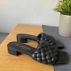 Sandaler med liten klack  - Säljer dessa sandaler med klack i storlek 38. Endast provade. 