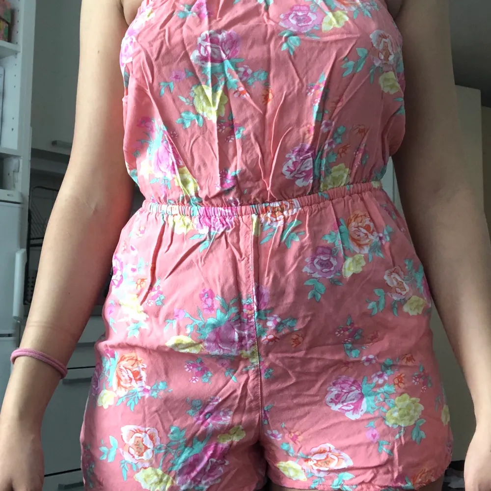 H&M playsuit i fina somriga färger. Använd en gång förra sommaren, storlek 38.. Tröjor & Koftor.