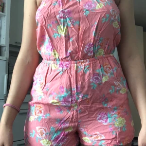 H&M playsuit  - H&M playsuit i fina somriga färger. Använd en gång förra sommaren, storlek 38.