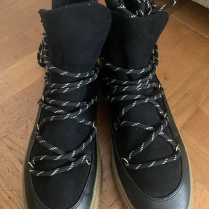 Boots - Köpte den från hm för ett och halvt år sedan, den är använd endast en gång. Säljer den pga att jag vill inte ha den längre köparen står för frakt