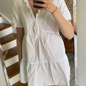 Vit zara klänning - Säljer denna jättefina klänning i storlek xs från zara som tyvärr har blivit förliten. Den är Max andvänd 5 gånger så nästan nyskick. Köpare står för frakt💛