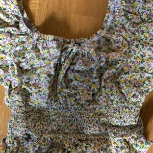 Somrig topp - Jättegulligt somrigt topp! Bra skikt knappt använt💓