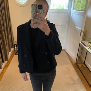 Mango jacka - Super fin kappa/jacka från mango som är mörkblå. Storleken är L men skulle säga mer en M eftersom att den är lite i storleken. Använda max 3 gånger så den är som ny. Köpt för 1000 säljer för 700 kr. 