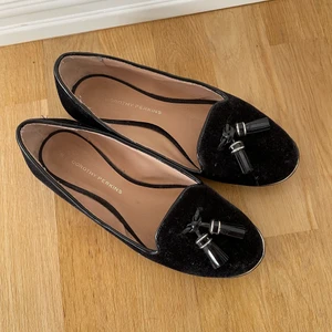 Ballerina skor 🩰  - Ballerina skor, använt fåtal gånger. Mkt fint skickt. Köparen står för frakten. Samfrakta gärna med nåt annat bara DM:a. Budet slutar fredag den 3/6.