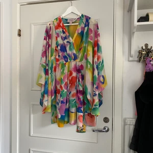 Klänning  - Fin färgglad klänning, använd ca 2 gånger. Säljer för rensning i garderob. För mer info skriv privat!