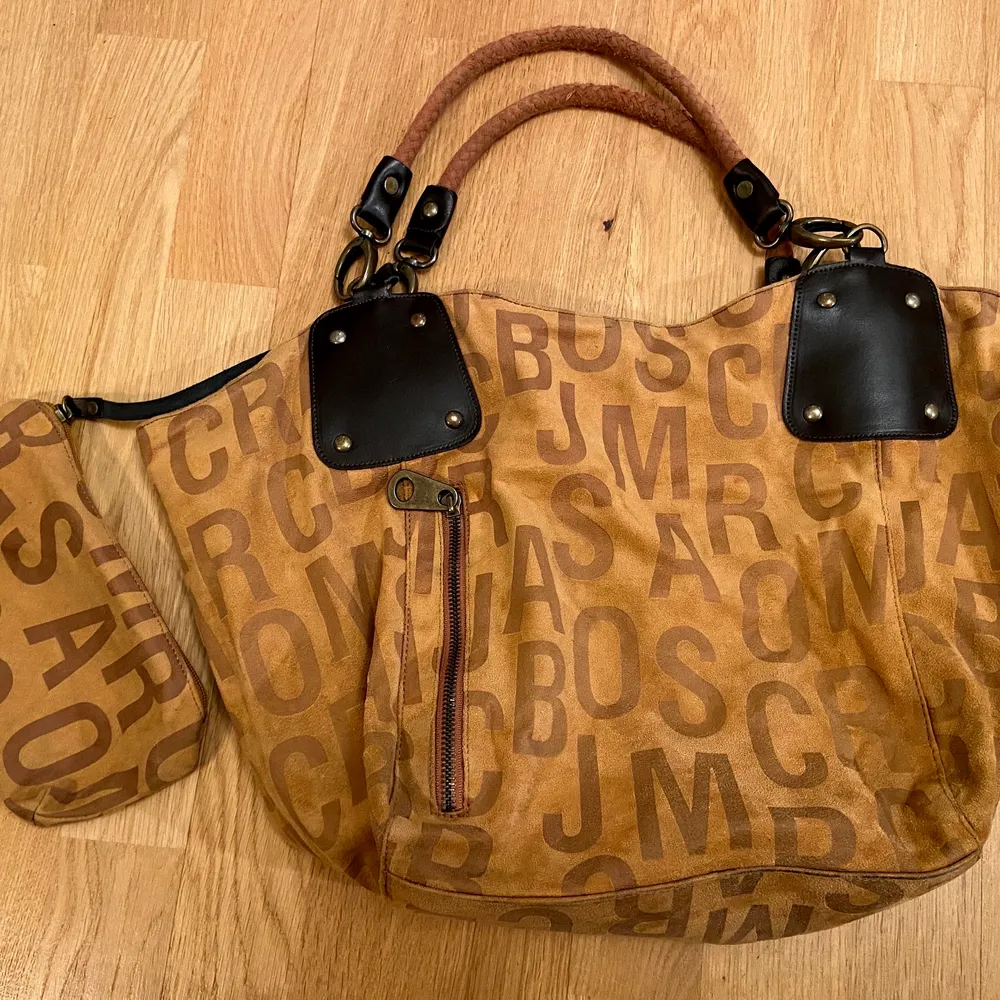 Marc Jacobs mjuk mockaväska. Köpt för 10 år sen men inte använd senast 7 åren. I gott skick. Spår av användning syns bara på handtagen (syns knappt på bilder) annars är den helt felfri. Från djur- och rökfri hem. Ordinarie pris ca 4500kr Upphämtning Hägersten(Aspudden, Liljeholmen, Gröndal) alt Kungsholmen . Laukut & Käsilaukut.