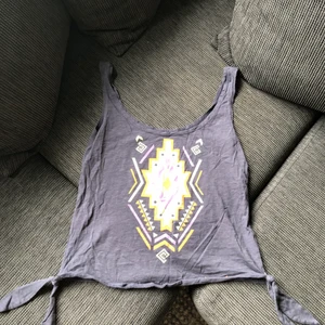 70-tals top xs - Jättefin mörkblå lite cropad topp i 70-talsstil storlek xs. Aldrig använd.