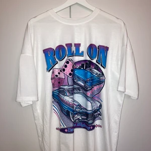 Oversized t-shirt - En oversized t-shirt från shein med bilar på. Nästan aldrig använt, kanske en, två gånger. 