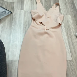 Klänning  - Använt en gång bara :) så räknas som nyskick!  Size är xs❤️!