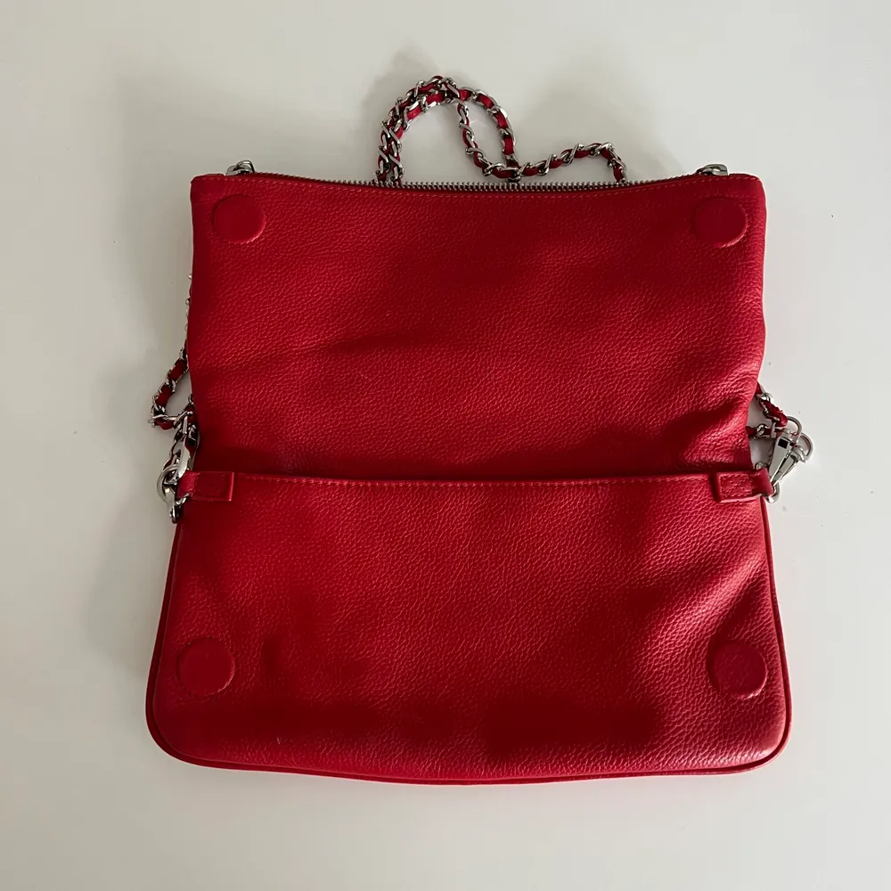 Röd Zadig rock clutch 26 cm bred, 14 cm hög. Dustbag, äkthetsbevis och kvitto finns. Visst slitage uppe vid kedjefästen. . Väskor.
