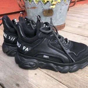 Boffalo London skor, storlek 37 - Nu säljer jag mina fina Buffalo skor som tyvärr inte han komma till användning så mycket. Dom är i storlek 37. Men det är lite  ”fulheter” på insidan men det är inget som syns så värst. 