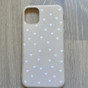iPhone 11 skal  - Mobilskal för iPhone 11, skalet har varit rosa men har blivit solblekt så nu är det mer beige, köpt här på plick. Säljer för 40kr+ frakt 