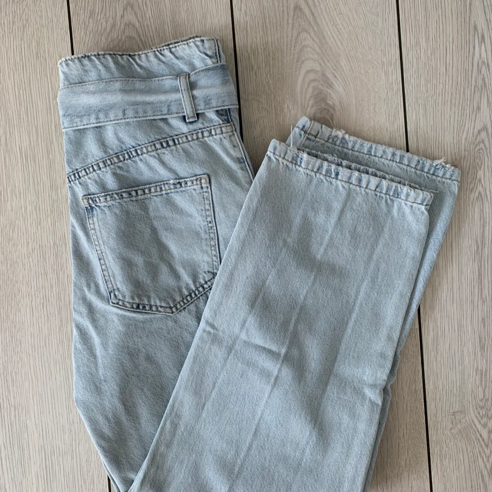 Ljusa jeans ifrån Gina tricot med en ”knytning” i midjan. (Midjebandet är borttagbart). Storlek 36. Fri från defekter 🌼 frakt tillkommer på 66 kr. . Jeans & Byxor.