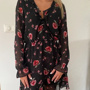 H&M svart klänning med blommor, 36 - Fin svart klänning med blommor från H&M. Används några få gånger. Härligt material! 🖤🌺