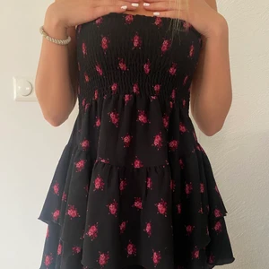 Klänning NA-KD - Svart klänning med blommor! Kan användas som topp och kjol också! Bra skick i storlek xs. Passar xs/s/m! Säljs pga den inte kommer till användning🖤💓💕