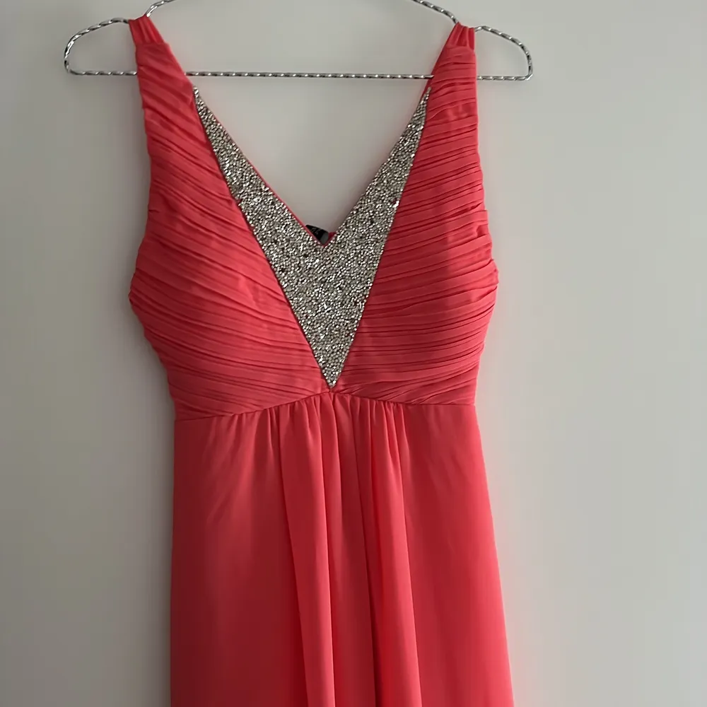 Säljer min rosa klänning från sister point. Storlek xs. Pasar äcen en s. Knappt använd nypris var 600 kr säljer för 150.. Klänningar.