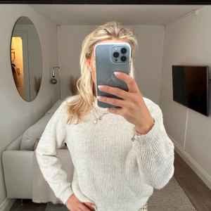 stickad tröja - fin stickad tröja från zara barn, ganska nopprig därav priset. väldigt användbar inte så genomskinlig 🫶🏼