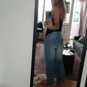 Baggyjeans med hög midja S - Felfritt skick och knappt använda, resår nertill och tre knappar och dragkedja i midjan. 