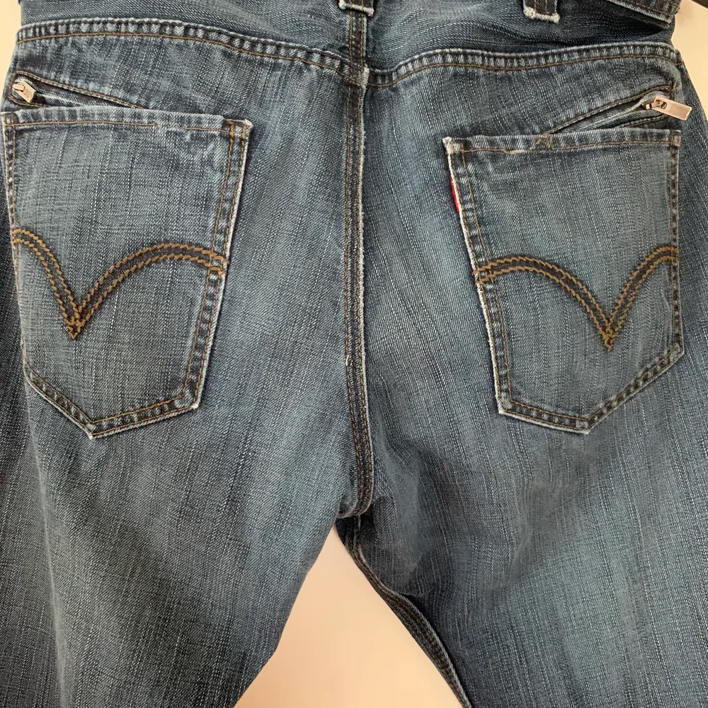 sköna vintage Levi’s W34 L34 säljs då jag har alldeles för många par byxor och måste rensa min garderob lite . Jeans & Byxor.
