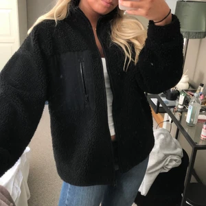 Svart teddyjacka - Så snygg Teddy jacka med en liten ficka framtill. Passar perfekt nu till våren då den är relativt tunn 😍 köparen står för frakt ❤️