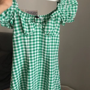 rutig klänning - SJUUUKKT söt sommar klänning ifrån hm och använde endast en gång förra året på min skol avslutning💚💚 Strolek 34, skriv privat för fler bilder☺️☺️☺️