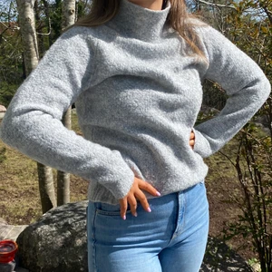 Polotröja - Grå tjocktröja med polokrage från Vila. Det står strl xs i kragen men den har en rätt så relaxed fit och passar utan problem hon på bilden som har strl m. Passar xs-large beroende på vilken fit man vill ha.