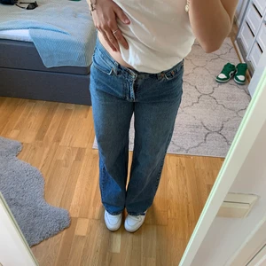 Jeans - Mid waist jeans från junkyard som e väl använda o i bra skick❤️😋✨