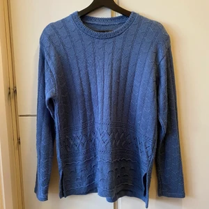 Blå skickad tröja - Superfin blå stickad tröja som tyvärr inte kommer tillanvändning! Den är ganska tunn för att vara en stickad tröja så den funkar till alla årstider! Jättegulligt mönster 🌟