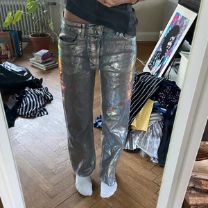Silvriga jeans - Så coola jeans från Zara! Storlek 36. Jag klippte dem lite kortare längst ner när jag köpte dem då de var för långa för mig 🌟