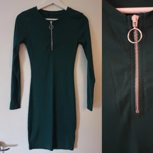 Klänning med dragkedja - Oanvänd fin klänning med dragkedja. Passar S/liten M