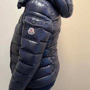 En Autentisk Moncler jacka! - En autentisk Moncler jacka för ett billigare pris än vad den köptes för och används ungefär 6 gånger och ser ut som ny utan några skador alls!